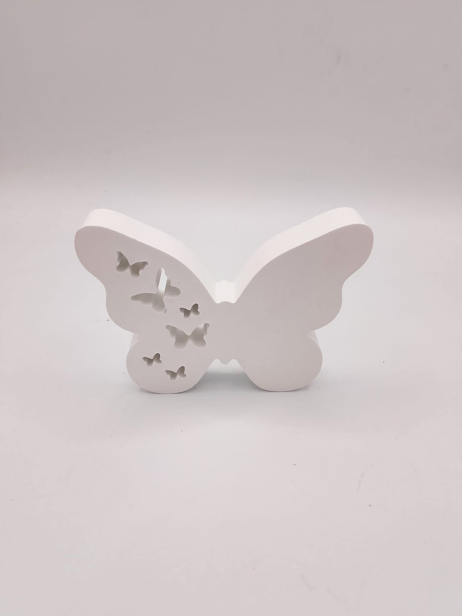 Decorazione a forma di farfalla bianca con intagli di piccole farfalle, possibilità di aggiungere luci led dietro, ideale per arredamento casa o cameretta
