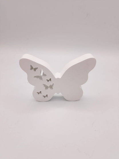 Decorazione a forma di farfalla bianca con intagli di piccole farfalle, possibilità di aggiungere luci led dietro, ideale per arredamento casa o cameretta