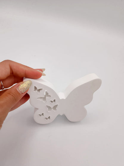 Decorazione a forma di farfalla bianca con intagli di piccole farfalle, possibilità di aggiungere luci led dietro, ideale per arredamento casa o cameretta