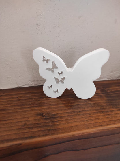 Decorazione a forma di farfalla bianca con intagli di piccole farfalle, possibilità di aggiungere luci led dietro, ideale per arredamento casa o cameretta