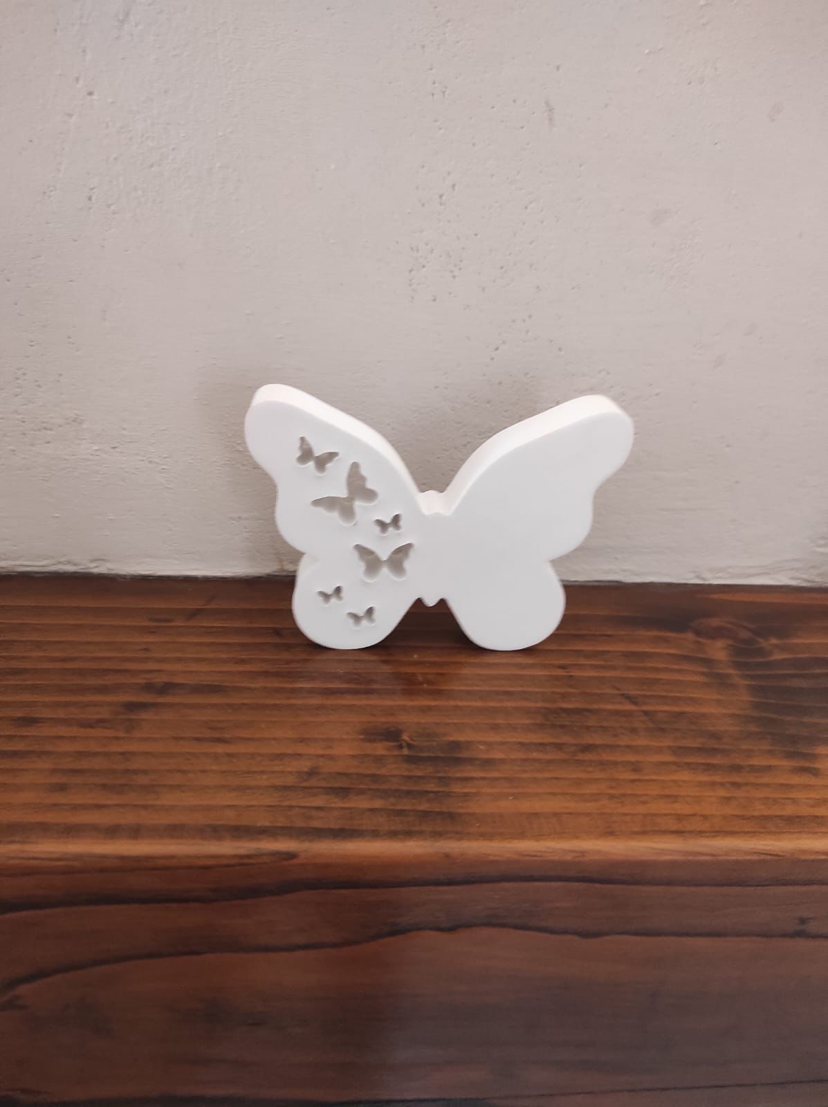 Decorazione a forma di farfalla bianca con intagli di piccole farfalle, possibilità di aggiungere luci led dietro, ideale per arredamento casa o cameretta