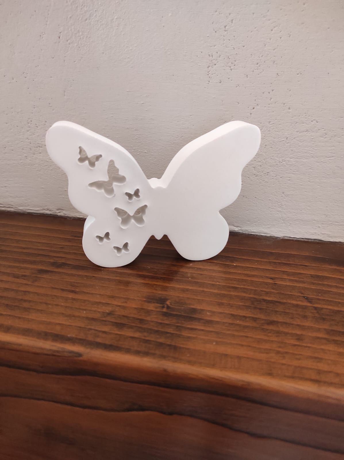Decorazione a forma di farfalla bianca con intagli di piccole farfalle, possibilità di aggiungere luci led dietro, ideale per arredamento casa o cameretta