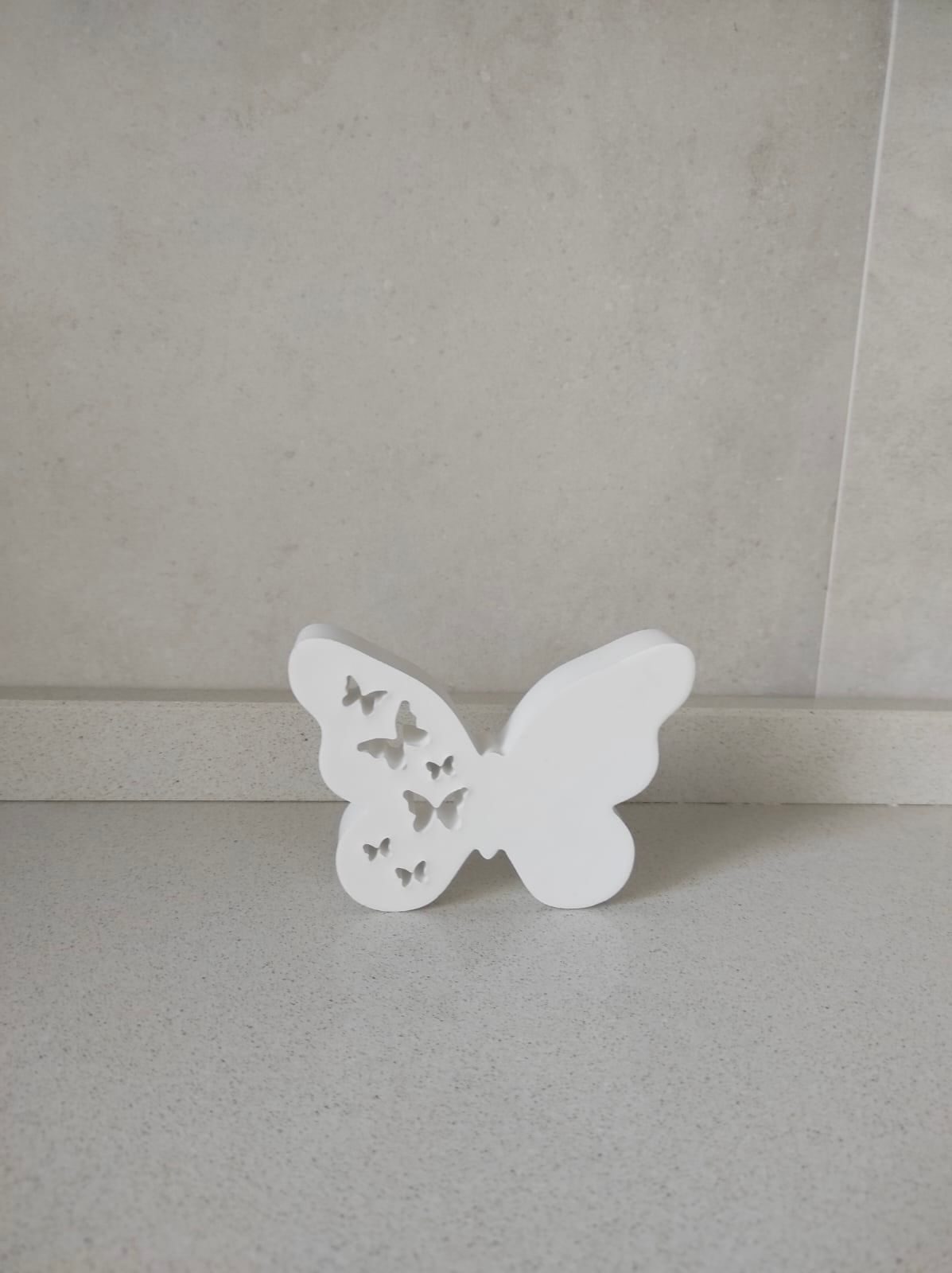 Decorazione a forma di farfalla bianca con intagli di piccole farfalle, possibilità di aggiungere luci led dietro, ideale per arredamento casa o cameretta