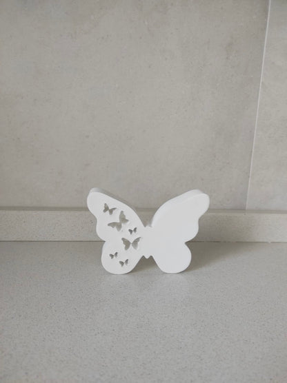 Decorazione a forma di farfalla bianca con intagli di piccole farfalle, possibilità di aggiungere luci led dietro, ideale per arredamento casa o cameretta