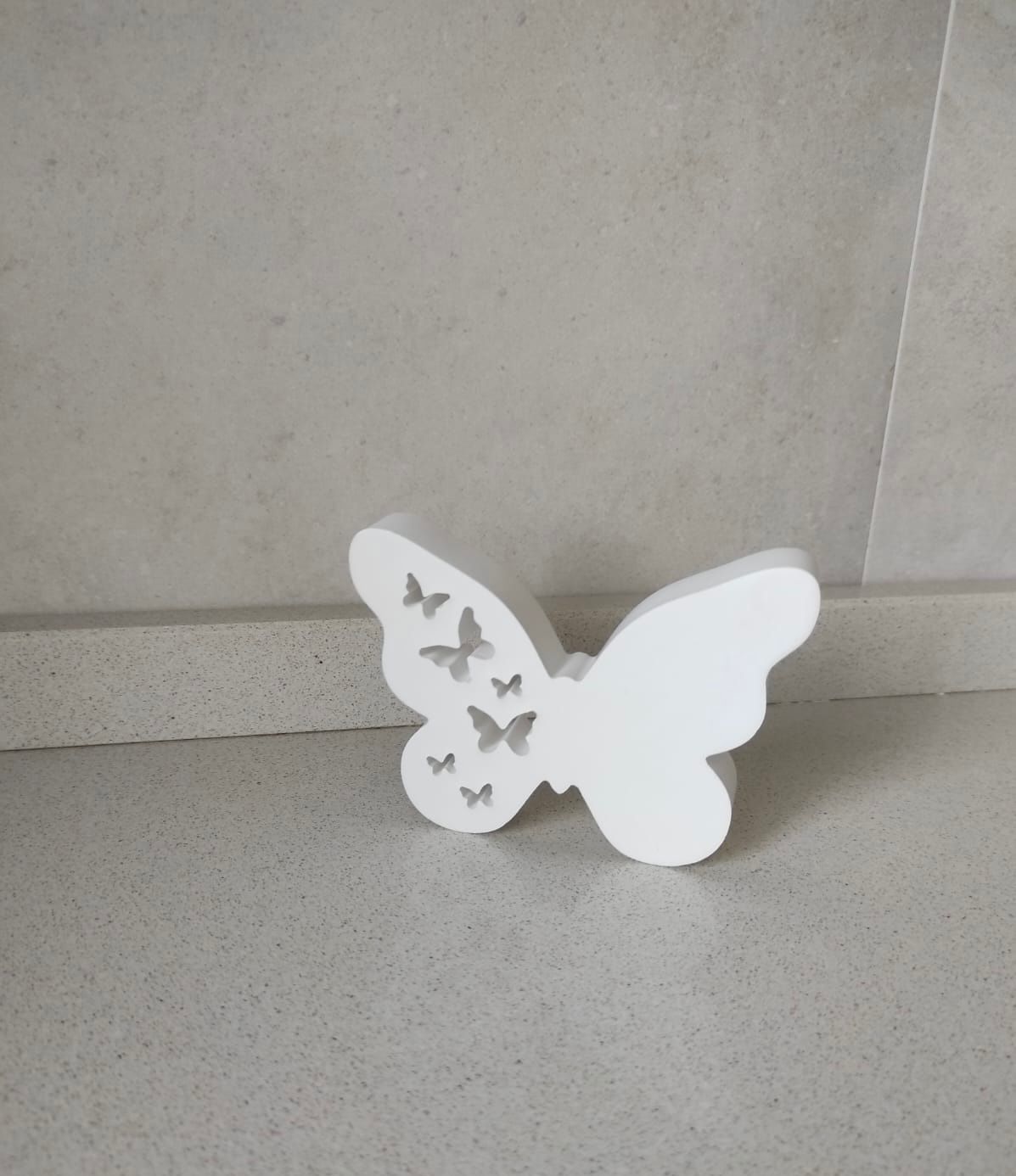 Decorazione a forma di farfalla bianca con intagli di piccole farfalle, possibilità di aggiungere luci led dietro, ideale per arredamento casa o cameretta