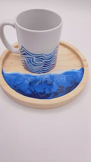 vassoietto in legno, decorazione mare, sfumature blu, azzurro, bianco, onde, wooden tray, resin, resina, mare, vassoio, aperitivo, colazione, tazza, regalo