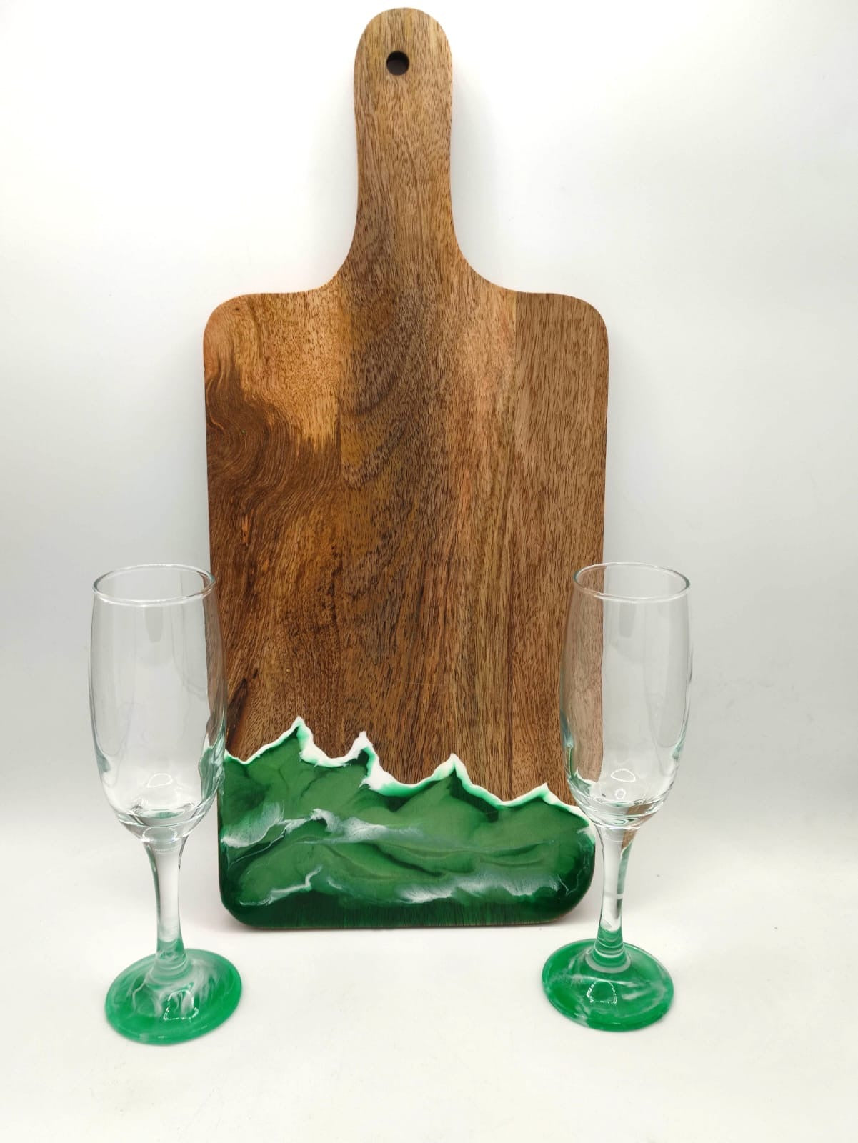 Tagliere legno resina, decorazione montagna, con bicchieri personalizzati, wood cutting board, mountain resin